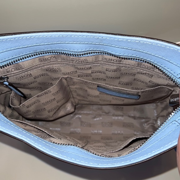 💙 Michael Kors Crossbody Purse 💙 - Picture 8 of 9